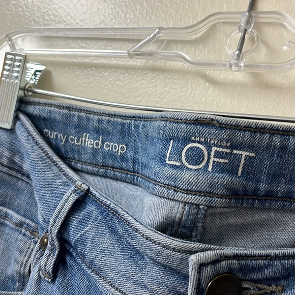 Ann Taylor Loft- curvy cuffed crop size 28/6 in light jean wash. - Picture 1 of 6